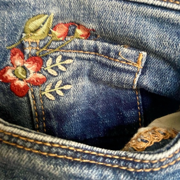 BLANK NYC Women's Skinny Ankle Embroidered Jeans Size 25. Raw hem - Picture 8 of 15